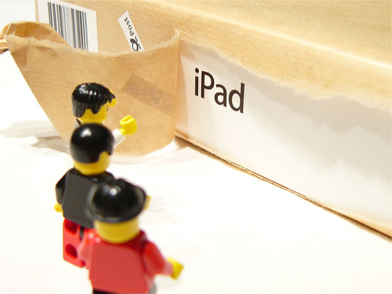 Déballage de l'iPad par des LEGOS