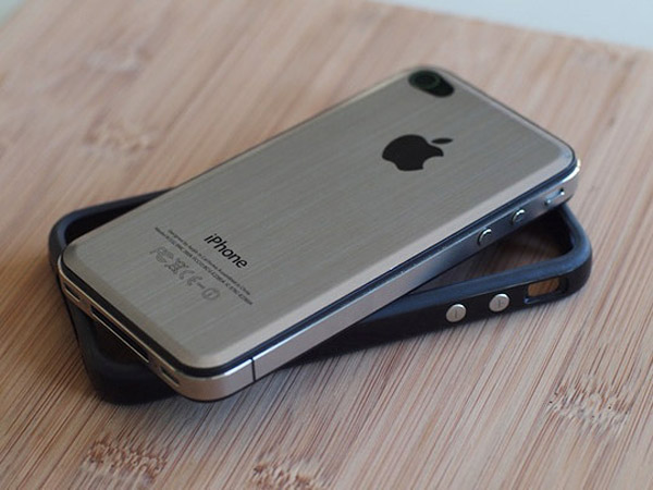 Iphone 4, Face arrière en métal brossé