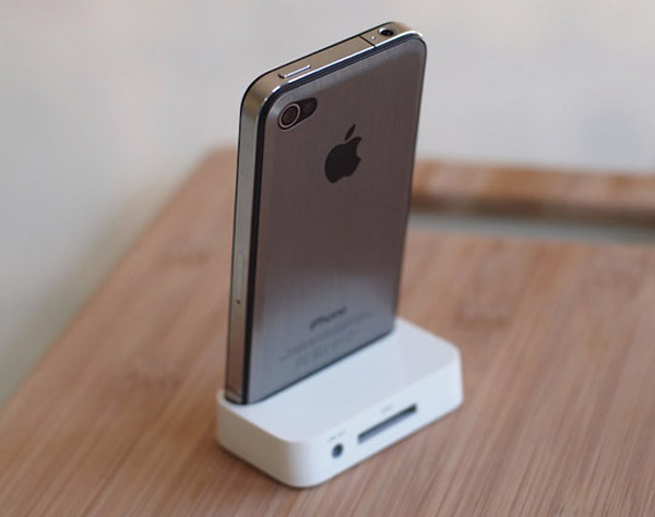 Iphone 4, Face arrière en métal brossé