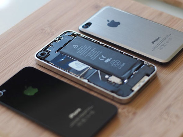 Iphone 4, Face arrière en métal brossé