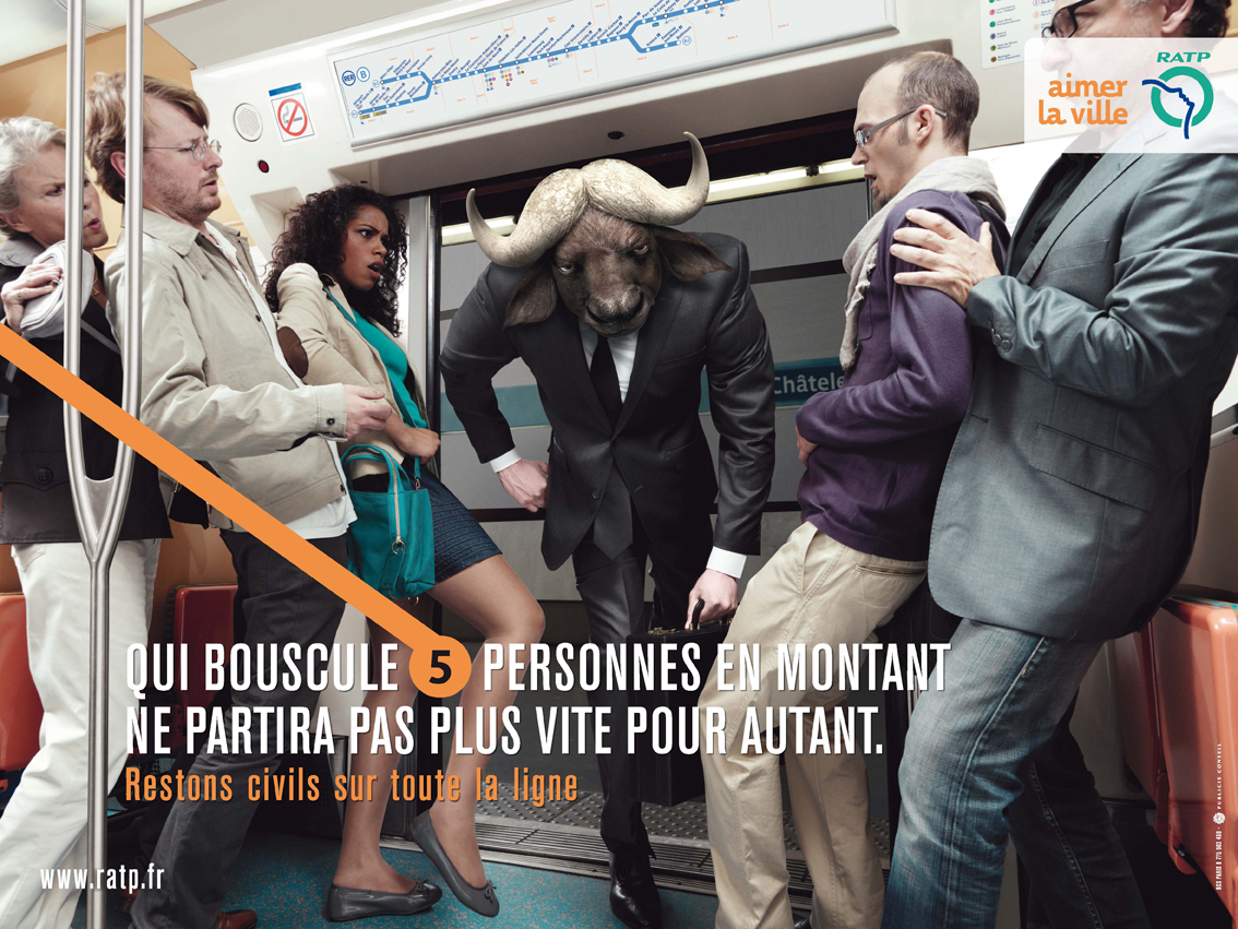 Affiche RATP « Restons civils » : le buffle qui bouscule tout le monde pour monter dans le métro