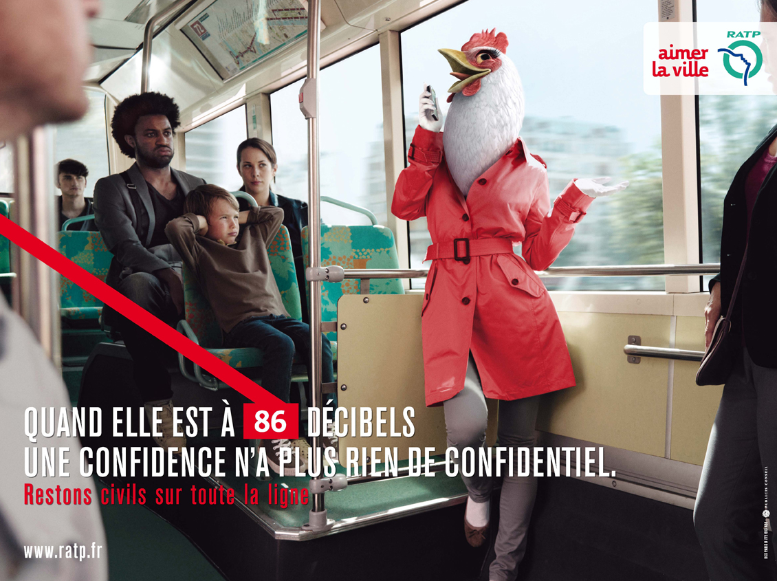 Affiche RATP « Restons civils » : la poule qui parle fort au téléphone dans le bus