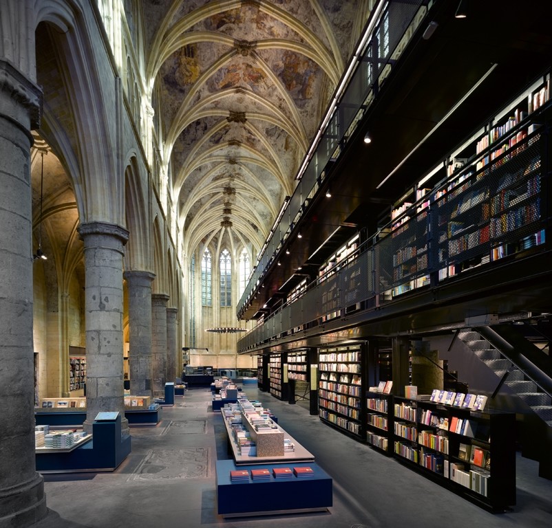 Intérieur de la librairie Selexyz Dominicanen dans l’église dominicaine de Maastricht, par Merkx + Girod (2/10)
