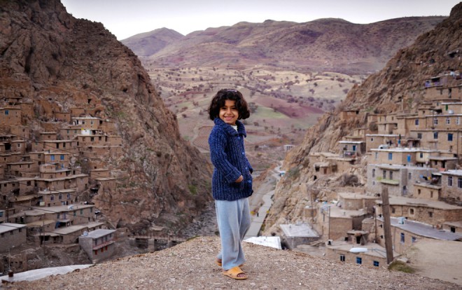 Fille Kurde dans le village de Palangan