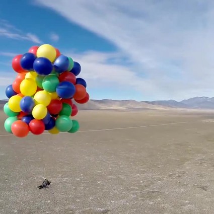 Erik Roner s’envoie en l’air avec 90 ballons