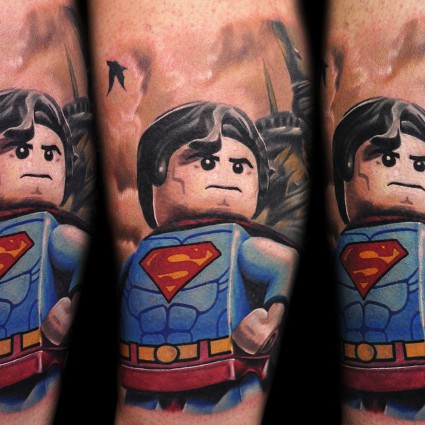 Des Tatouages minifigurines Lego de  Max Pniewski