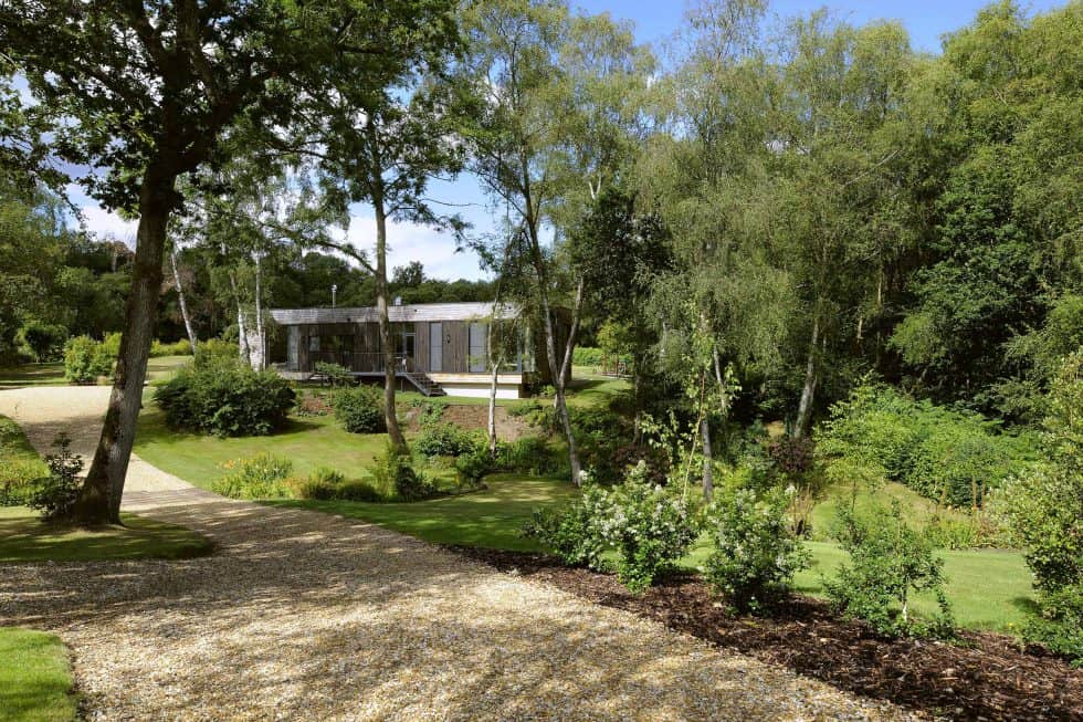 Une maison basse consommation dans une clairière / PAD Studio © Nigel Ridgen