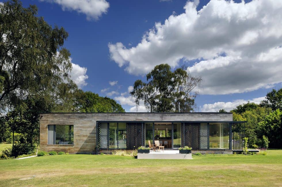 Une maison basse consommation dans une clairière / PAD Studio © Nigel Ridgen