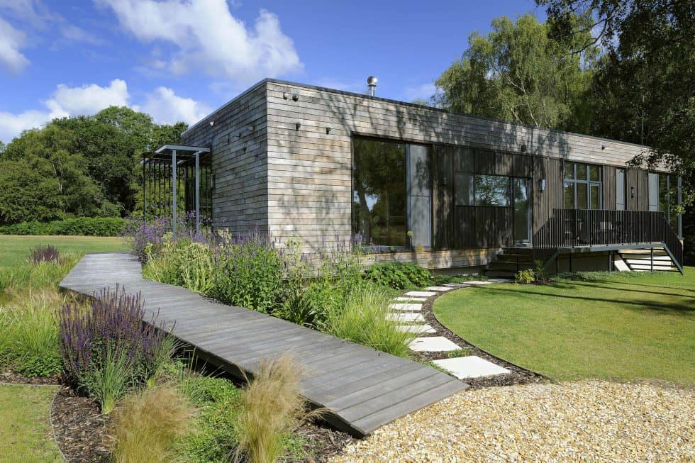 Une maison basse consommation dans une clairière / PAD Studio © Nigel Ridgen